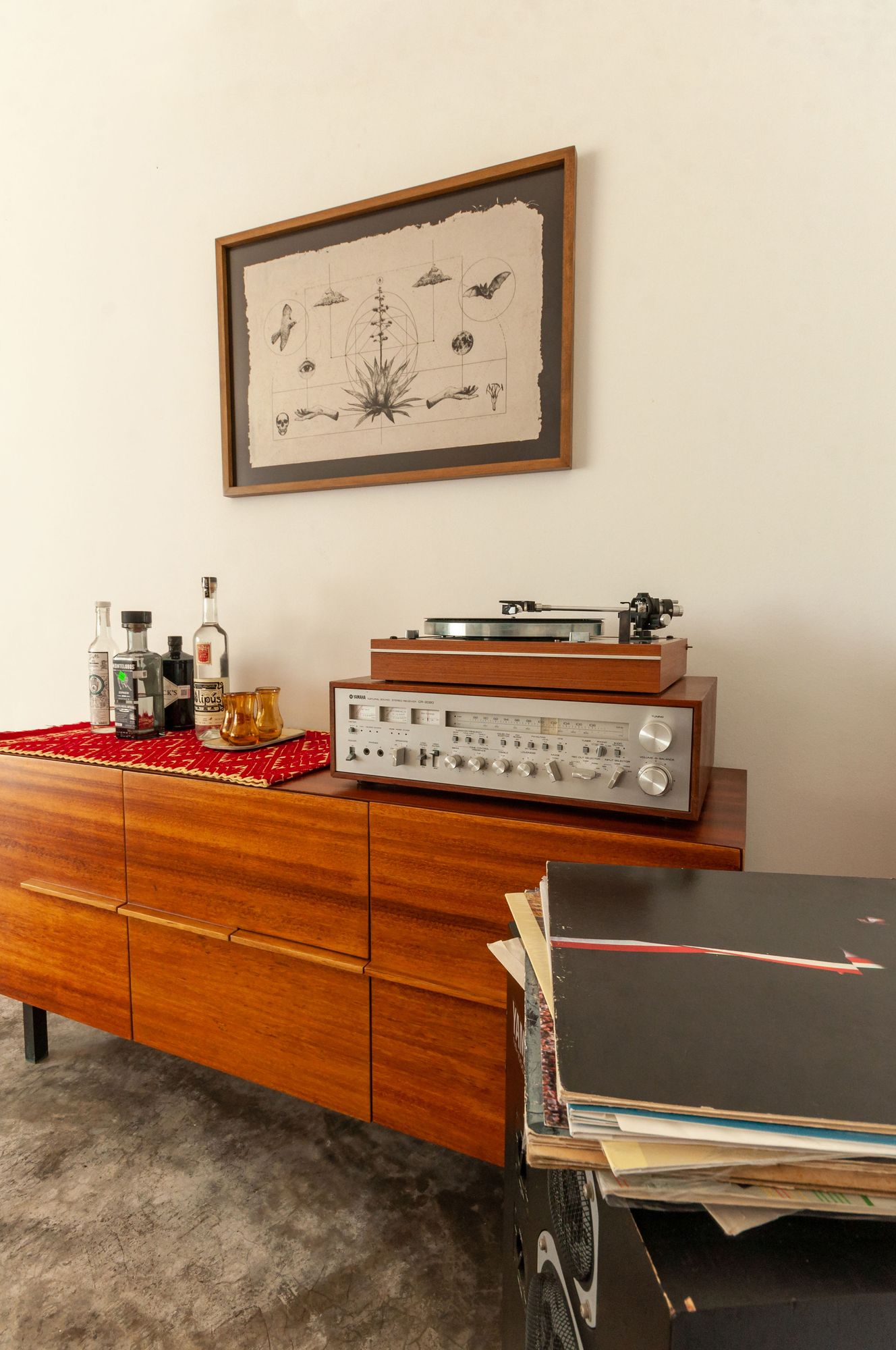 A turntable and records in a corner of the house at Casa del Arte